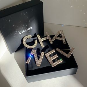 Large CHANEL brooch set of 6 pins